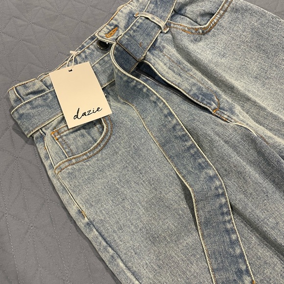 Dazie Belted Straight Leg Jeans - Picture 3 of 7